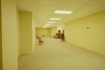 « Backrooms » : Le film viral qui pulvérise le box-office et réinvente A24